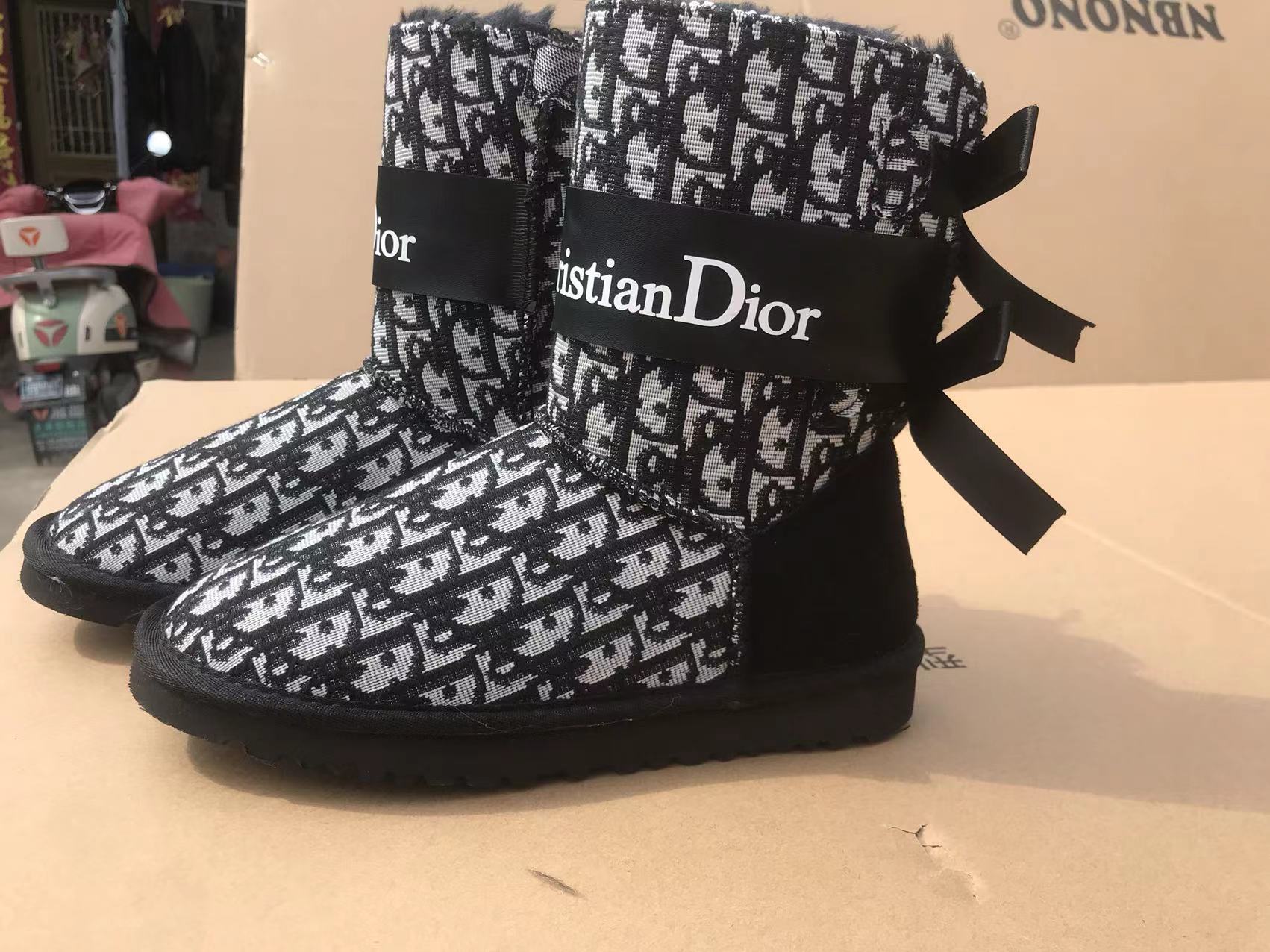 מגפי UGG לואי ויטון גוצי ודיור